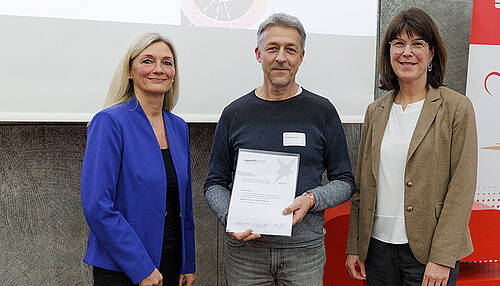 v. l. Andra Brunnett, Sparkasse Kaiserlautern; Roman Köhl, Heinrich-Heine-Gymnasium Kaiserslautern; Margret Wesely, Wipotec-Stiftung Kaiserlautern Margit und Theo Düppre Stiftung verleiht erstmals Schulpreise