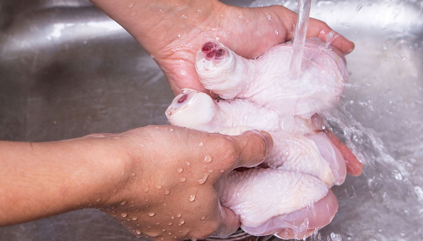 Bei Rohgeflügel kommt es auf die exakte Einhaltung der Hygienevorschriften an Bei Rohgeflügel kommt es auf die exakte Einhaltung der Hygienevorschriften an